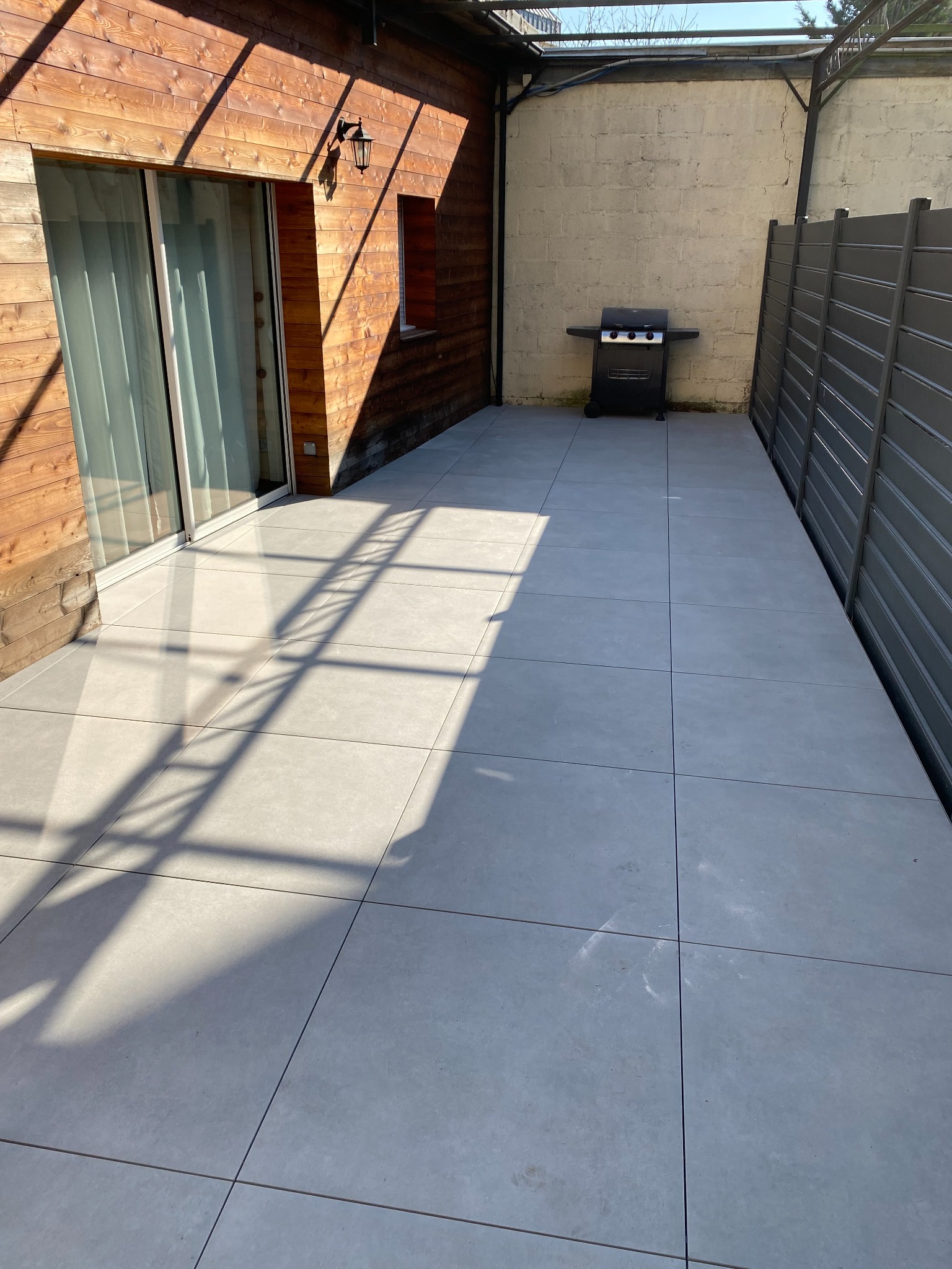 Terrasse en grès cérame et pare-vue aluminium